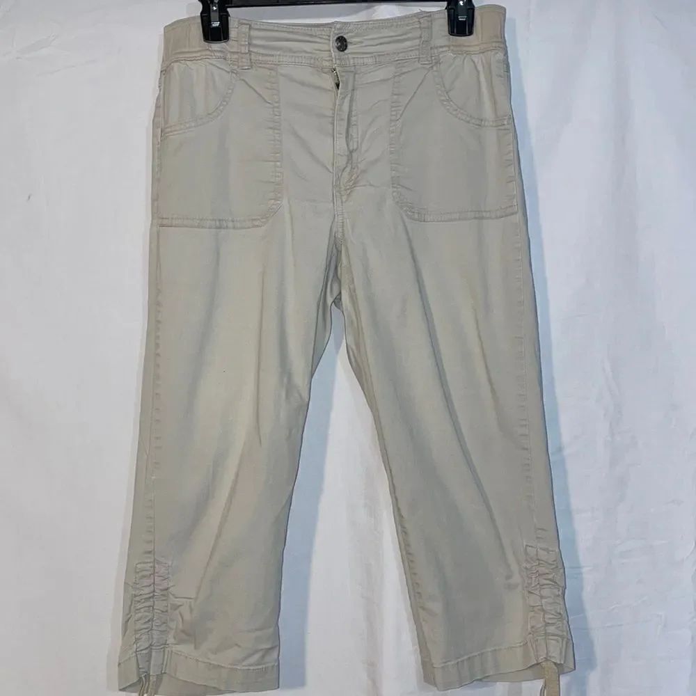 Basic edition khaki capris